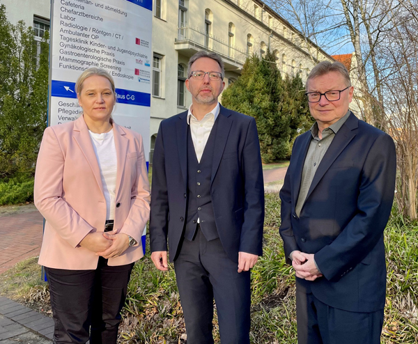 Landrat Alexander Tönnies (Mitte) mit Dr. Detlef Troppens, Geschäftsführer der Oberhavel Kliniken GmbH, und Nancy Klatt, Dezernentin für Jugend, Gesundheit undVerbraucherschutz (Foto: Landkreis Oberhavel/Ivonne Pelz)